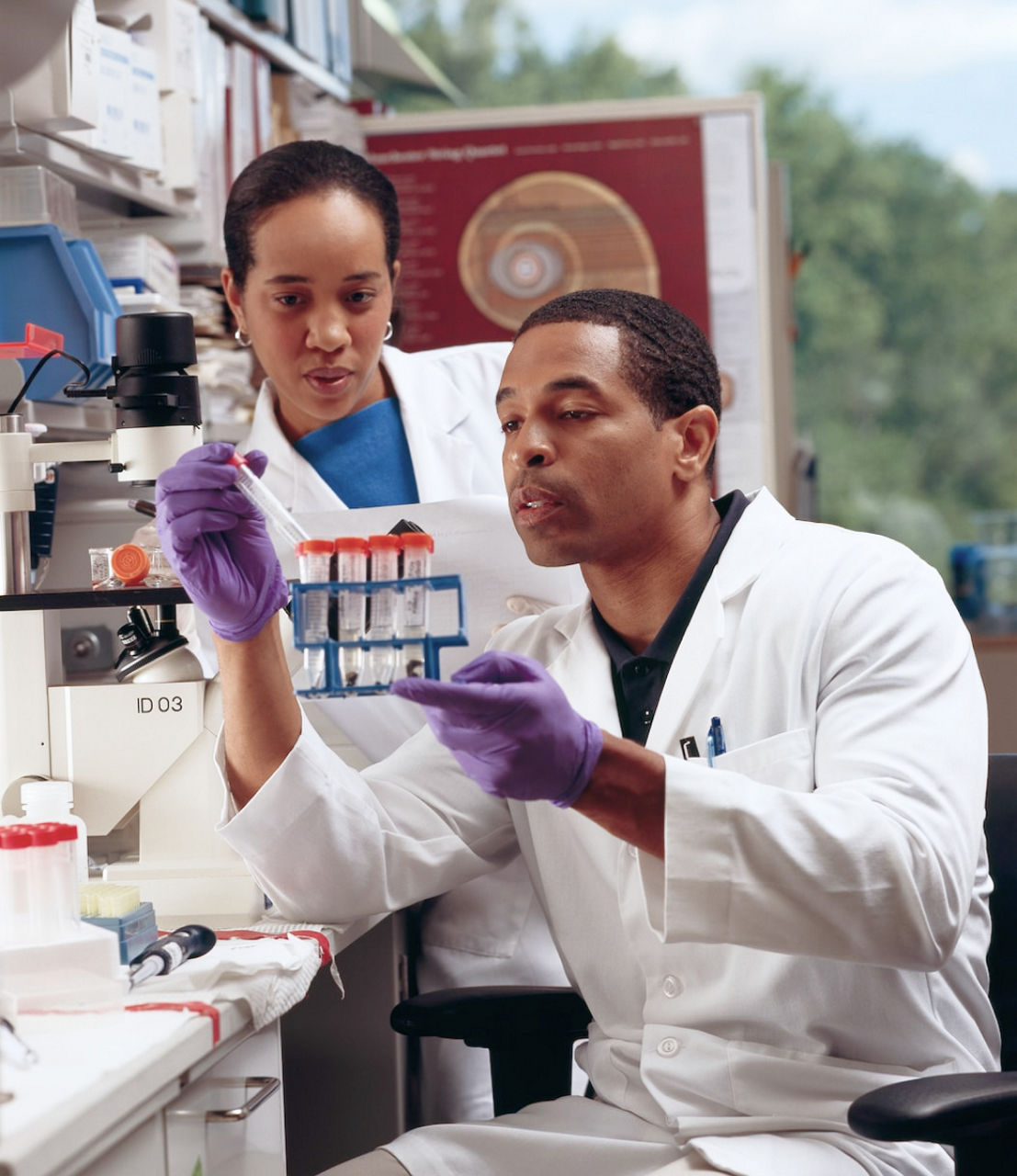 Two men showing of eTaconic